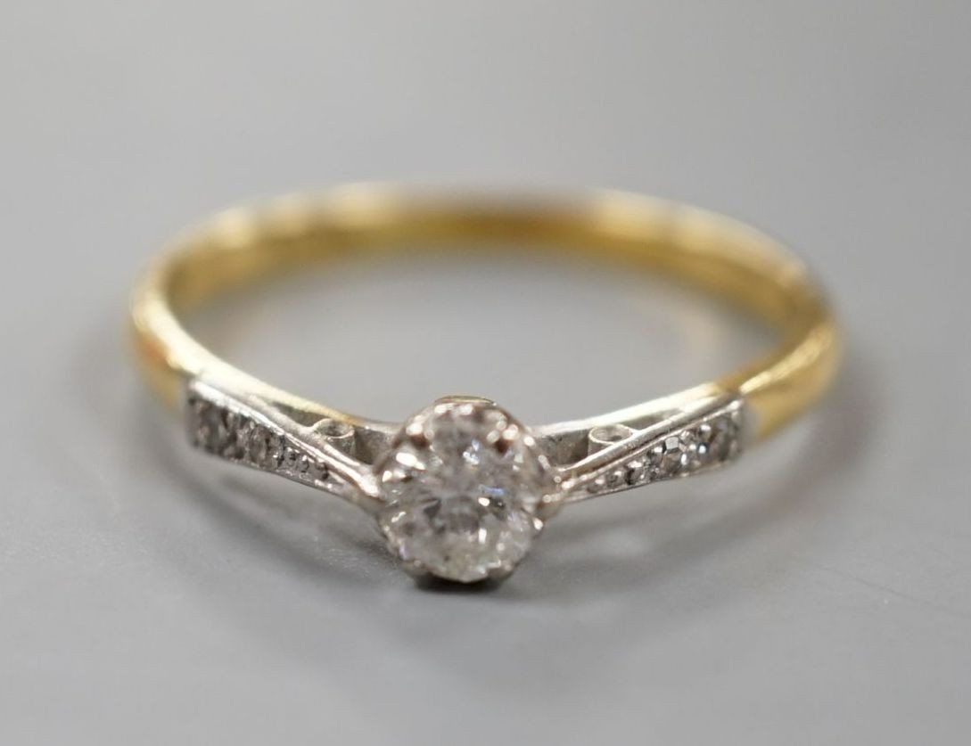 An 18ct and single stone diamond ring, with diamond set shoulders, size R/S, gross weight 2.8 grams.